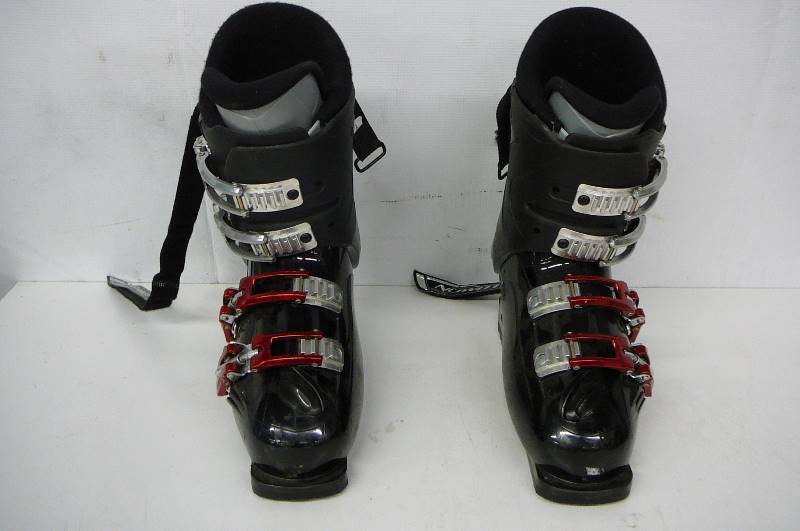 lot 4 image: Ski Boots