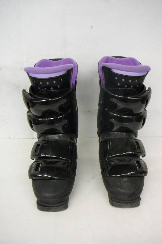 lot 5 image: Ski Boots