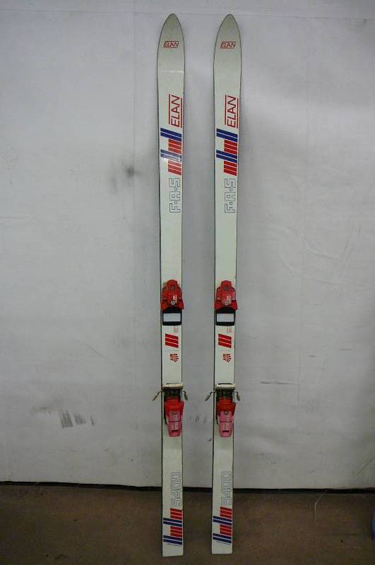 lot 7 image: Skis