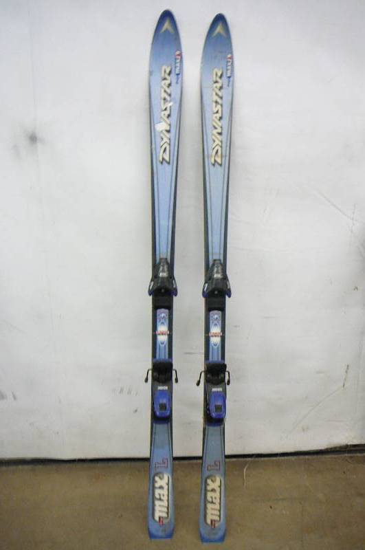lot 8 image: Skis