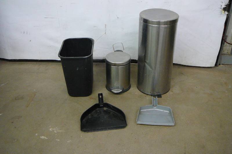 lot 20 image: Trash cans