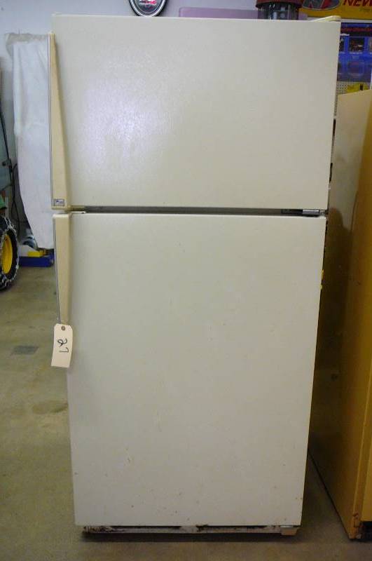 lot 27 image: Refrigerator Amana