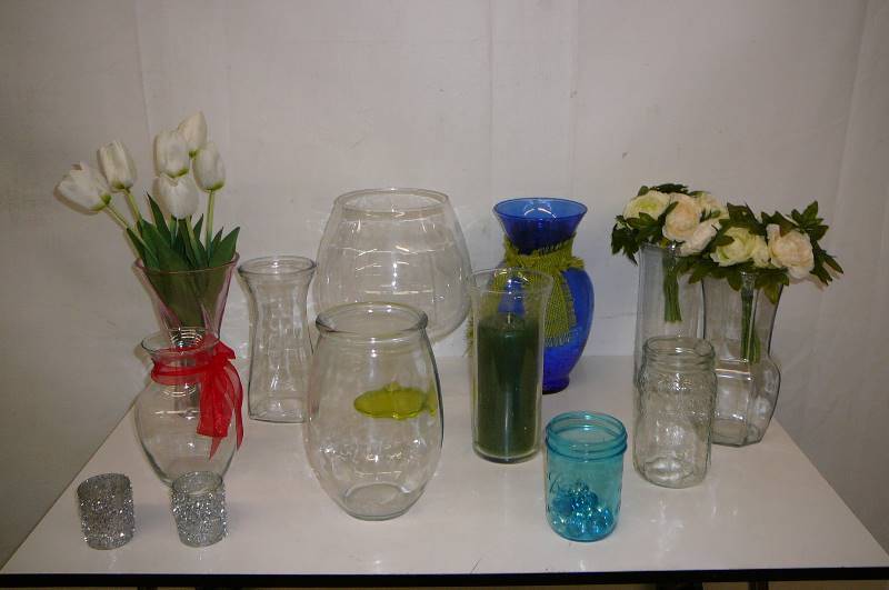 lot 37 image: Flower vases