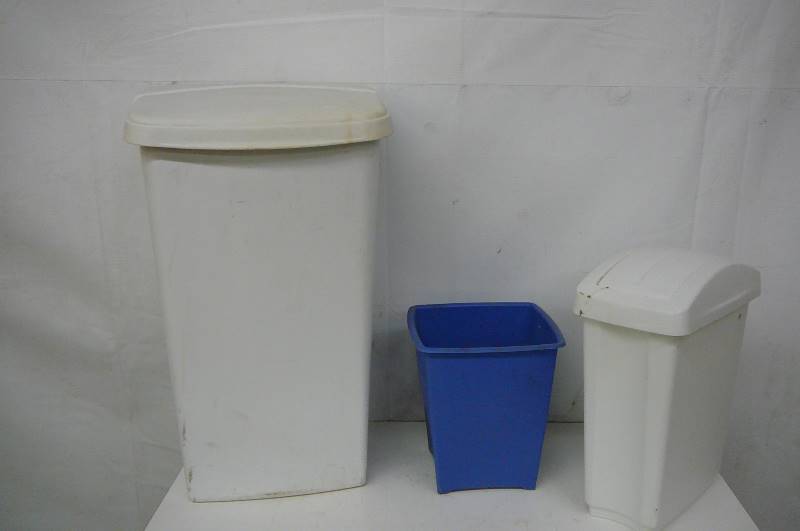 lot 59 image: Trash cans