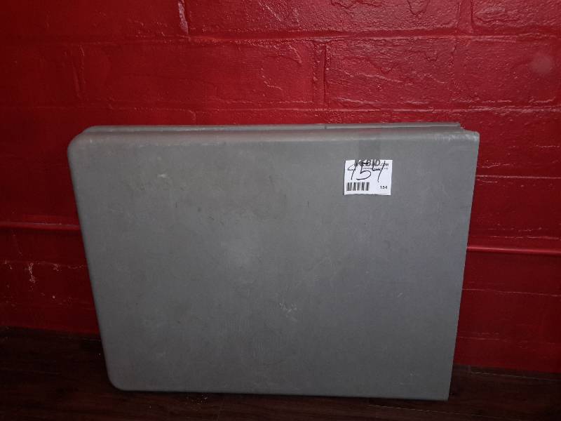 Plastic with metal legs, Folding 6 ft table