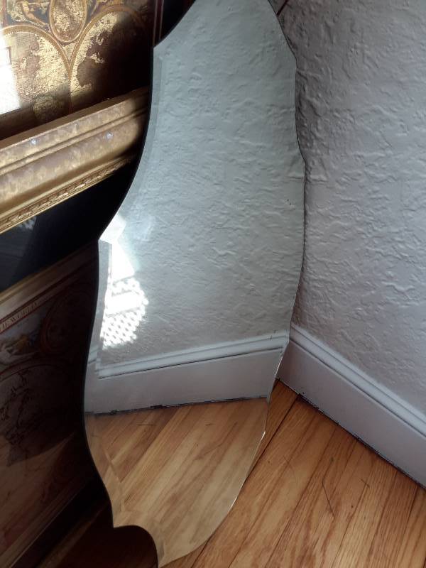 Scalloped edged, Beveled Mirror, Curly frame Round mirror