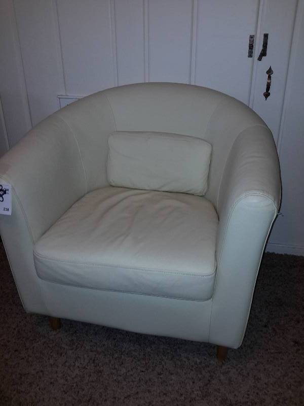Nice leather  Barrel Chair.. Good shape
