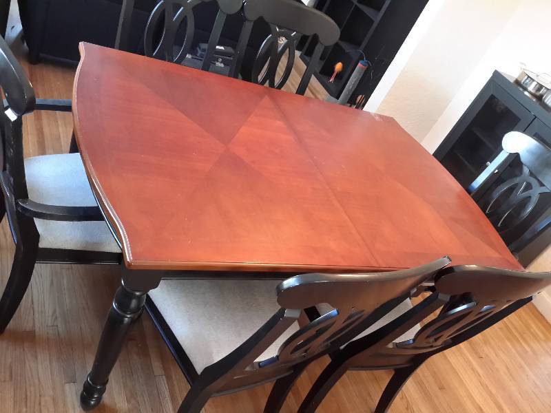 Dining Room Table and 6 Chairs