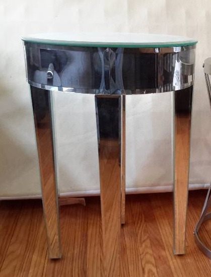 Hollywood Regency style round end table�