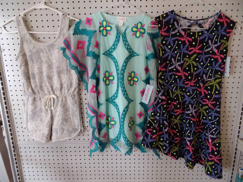 lot 53 image: S (66X) Girls Clothes