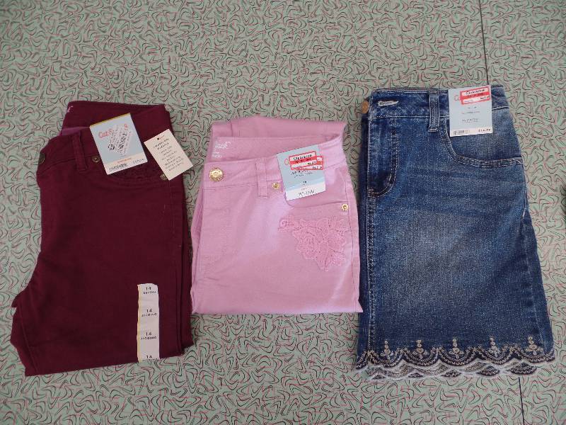 lot 71 image: XL (1416) Girls Bottoms