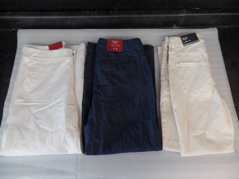 lot 77 image: Womens Size 2 Pants