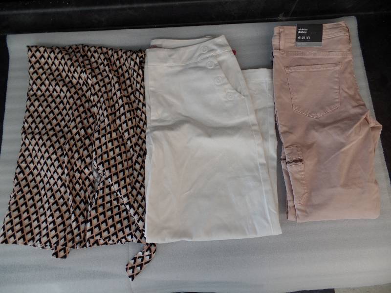lot 78 image: Womens Size 4 Bottoms