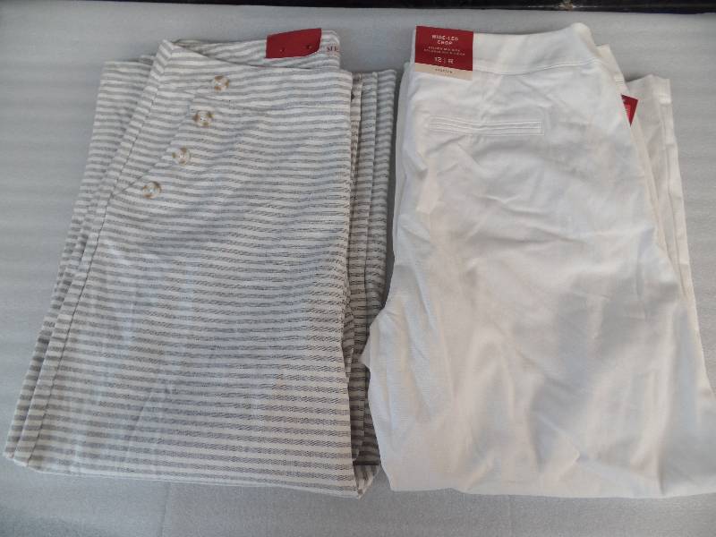 lot 87 image: Womens Size 12 Capris