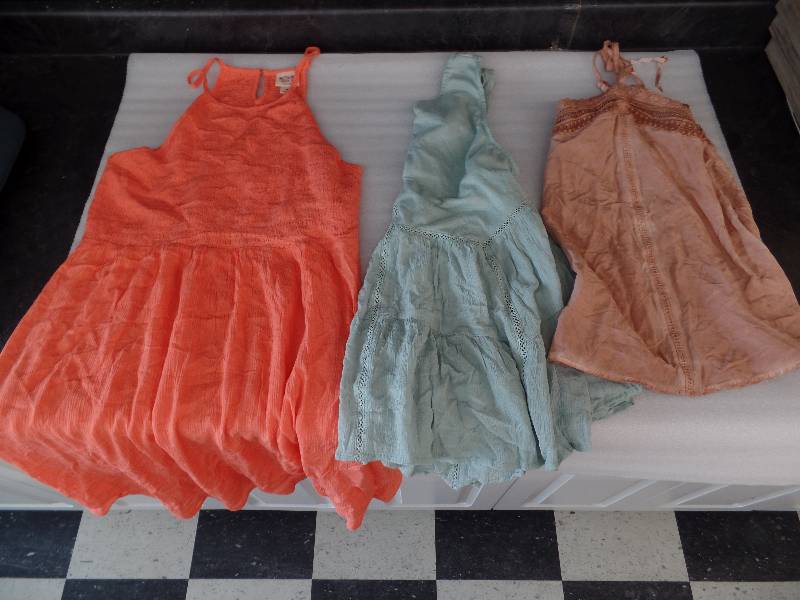 lot 98 image: Womens Size M Tops