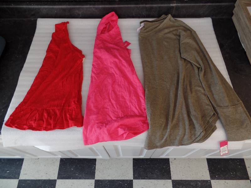 lot 99 image: Womens Size S & M Tops M Tops