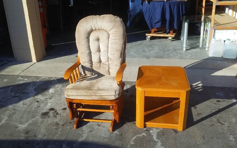 lot 2 image: Glider Rocker & Oakside Table 21x24x18