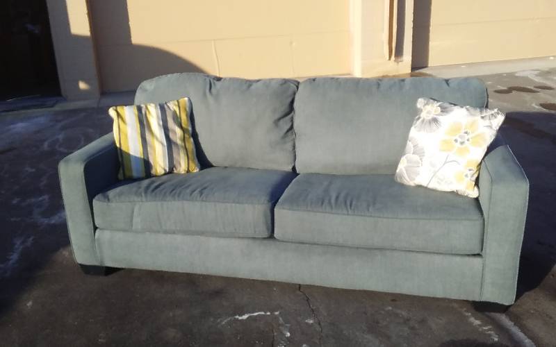 lot 4 image: Grey Couch With 4 Decorative Pillows (Nice Condition-FlannelMicrofiber)