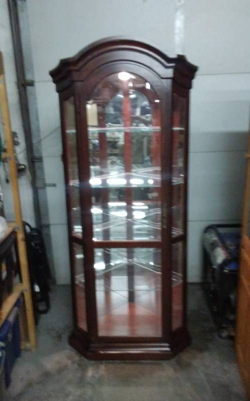 lot 5 image: Lighted Glass Curio  Hutch Display Cabinet