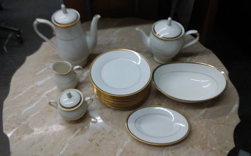 lot 9 image: Nortake Contemporary Fine China Elysee