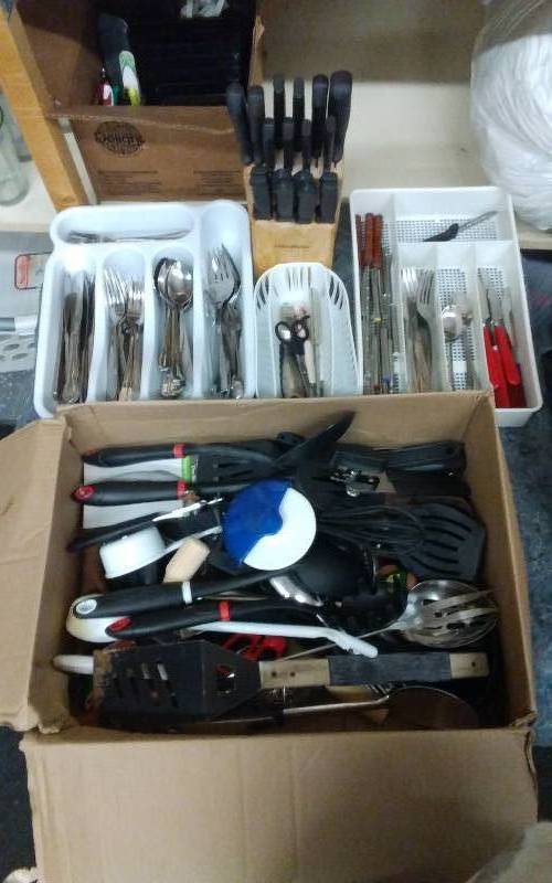 lot 10 image: Lot Of Kitchen Utensils