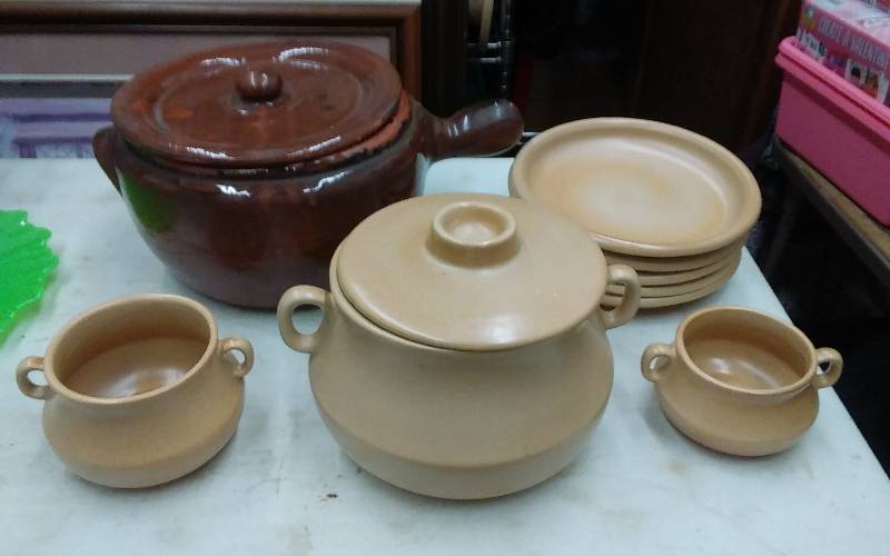 lot 12 image: Large Pottery Bean Pot With Lid, Sunrise Pottery Plates (5), & 2-Small Pots, 1-Large With Lid