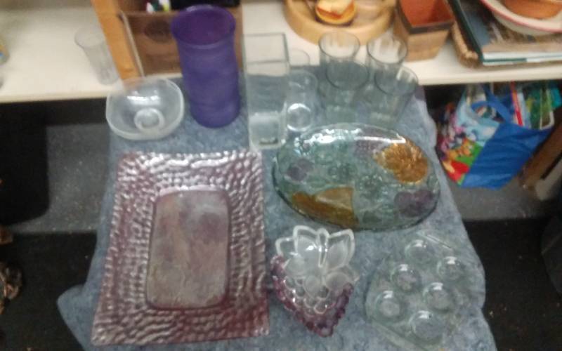lot 17 image: Lot Of Purple & Fancy Glass Serving Pieces, Set Of 4-Tumblers