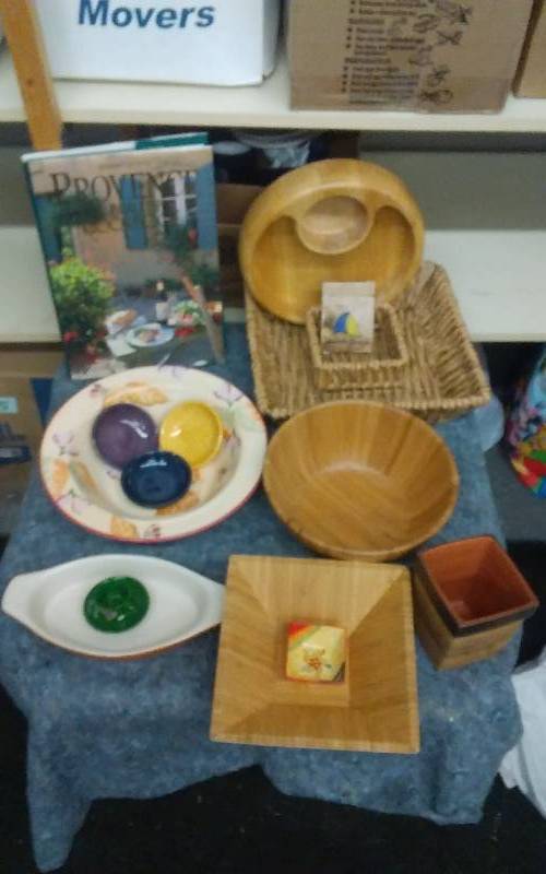 lot 18 image: Lot Of Wood (Pampered Chef Bowls)