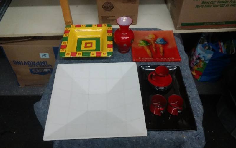 lot 19 image: Seguso Art Glass Vase, Large Square Bowls, Glass Platter, Tea Set