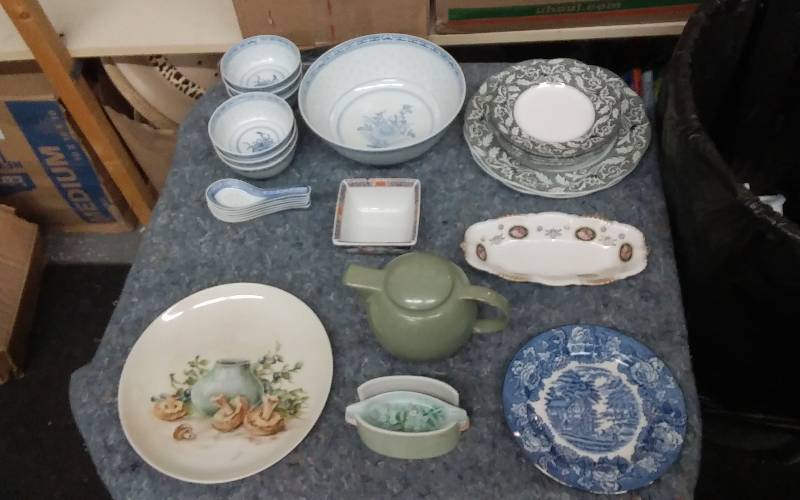 lot 22 image: Lot Of Asian Related