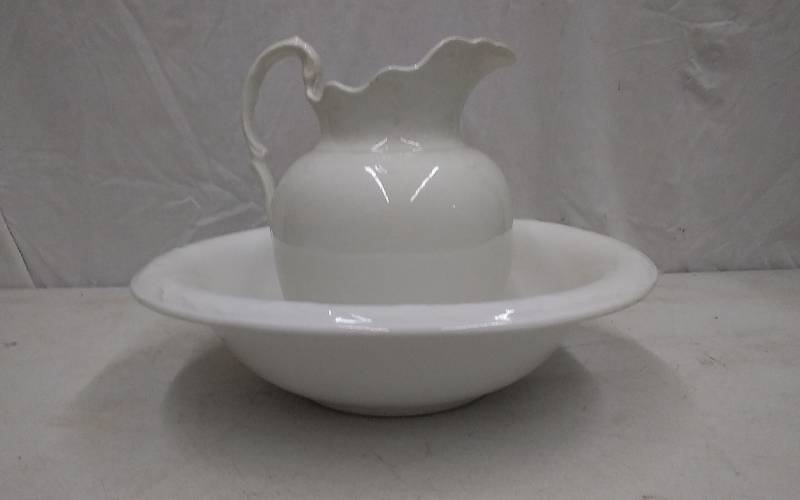 lot 23 image: Homer Laughlin Vintage Bowl & Pitcher Set