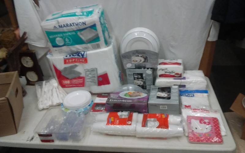 lot 27 image: Large Lot Of Paper Picnic Products