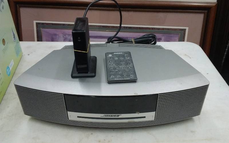 lot 40 image: Bose Wave Music System, Bose Sound Link Adapter & Remote