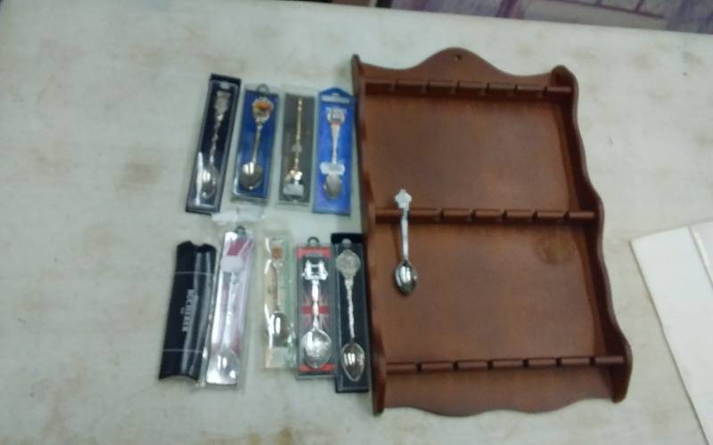 lot 44 image: Spoon Rack & Collection Of Souvenir Spoons