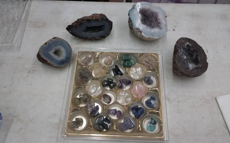lot 45 image: Lot Of Geodes & Polished Rocks