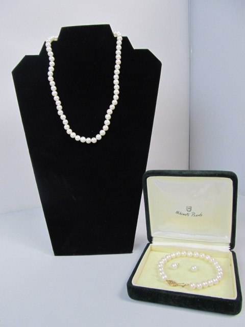 lot 81 image: Vintage Matching Genuine Pearl & 14K Gold Necklace Bracelet & Earrings