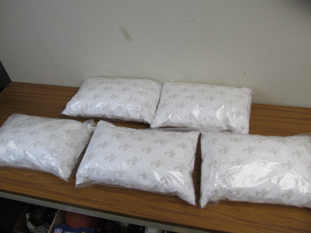 lot 86 image: 5 BRAND NEW Travel Size MyPillows