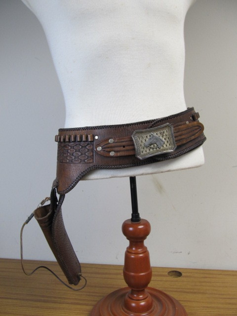 lot 87 image: High End Vintage Western Leather Gun Belt & Holster