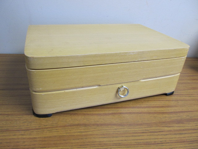 lot 42 image: Vintage Tarnish-Resisting Silverware Storage Chest