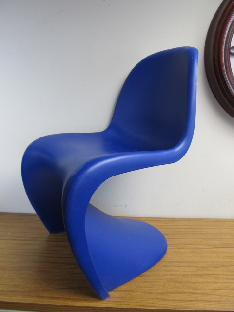 lot 52 image: Signed Sculptural VERNER PANTON Vitra Chair