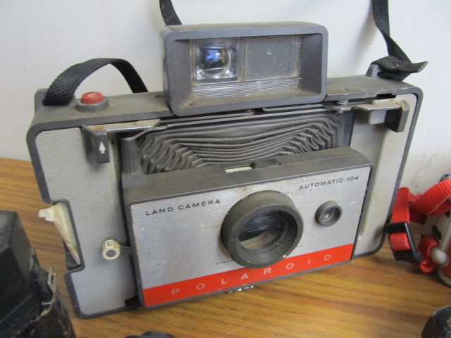 lot 58 image: Large Lot of Assorted Vintage Cameras