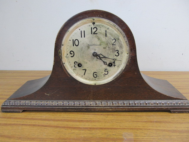 lot 13 image: Vintage Deco NEW HAVEN Mantel Clock