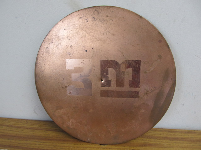 lot 16 image: &nbspVintage Solid Brass 3M Door Sign