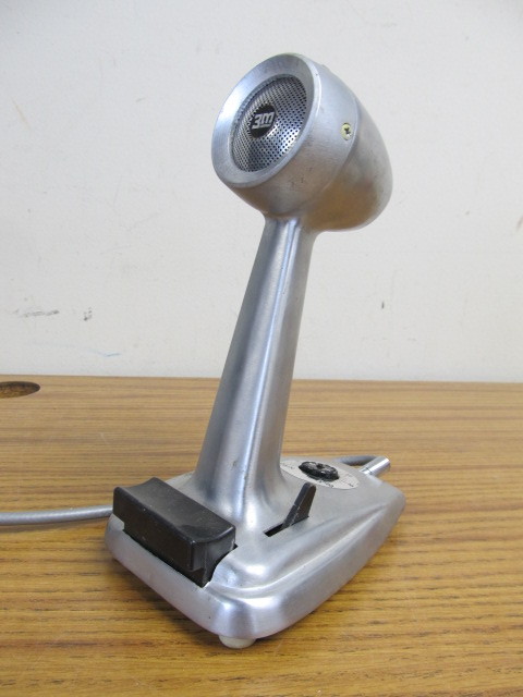 lot 18 image: Vintage Chrome 3M Desk Microphone