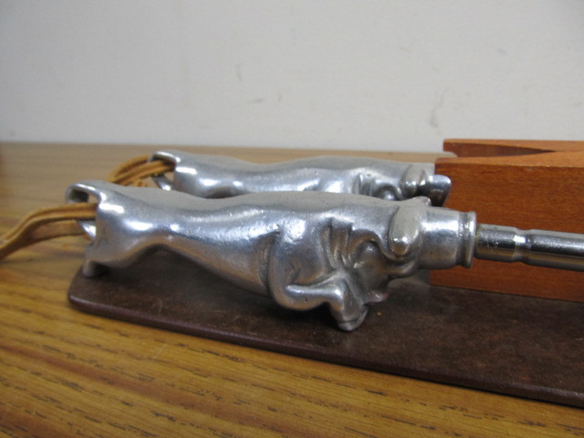 lot 29 image: Vintage Sheffield Charging Bull Figural Carving Set