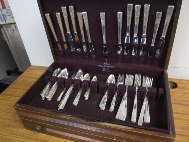 lot 99 image: Large Matching Set of Flatware wStorage Chest