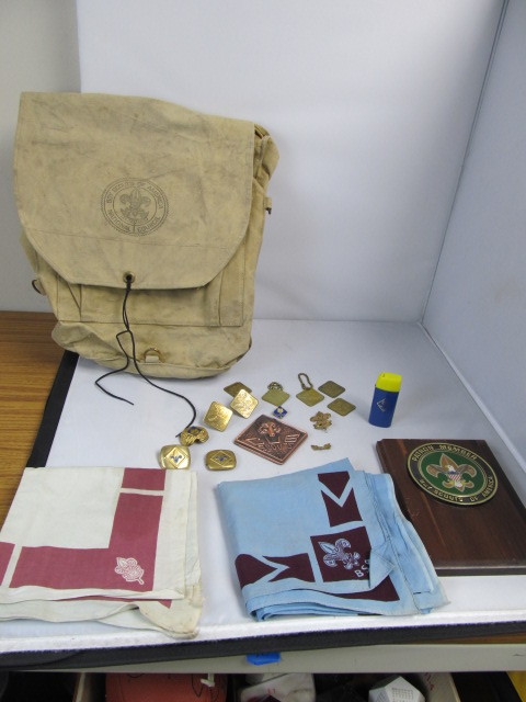 lot 128 image: Lot of Vintage Boy Scout Items wBackpack