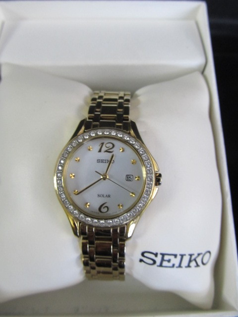 lot 102 image: SEIKO Ladies Watch w Swarovski Crystals