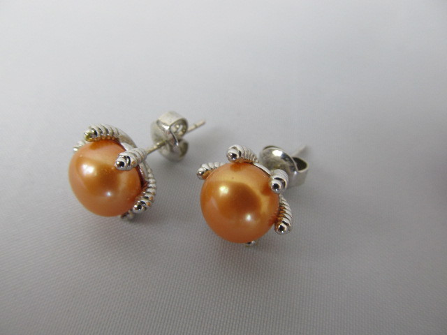 lot 172 image: 6 Pairs of HONORA Genuine Pearl & Sterling Stud Earrings