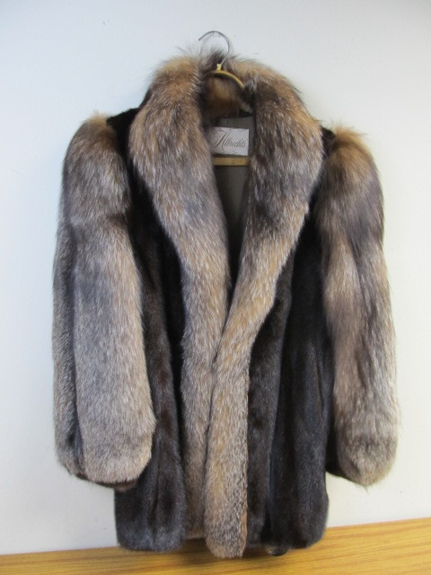 lot 6 image: STUNNING Genuine Ranch Mink & Fox Fur Ladies Coat from Albrechts